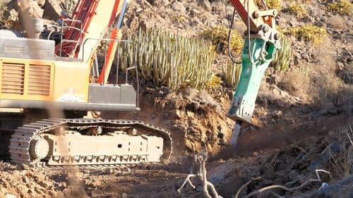 Foto de maquinaria pesada excavando en la naturaleza