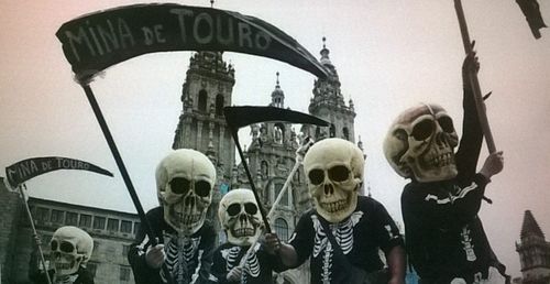 Foto de una protesta contra la mina Touro